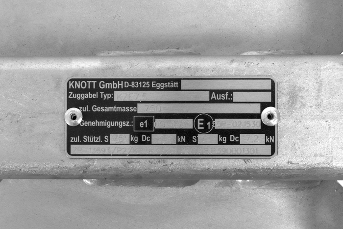 KNOTT KQ14-A+KZE7.5 lodveida sakabe 750 kg piekabei ar V veida jūgstieni